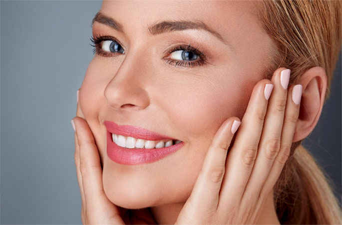 Stock image female model holding her face with smile